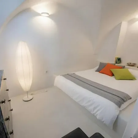 Poseidon's Water Escape Santorini Rooftop Jacuzzi * Εμπορειό